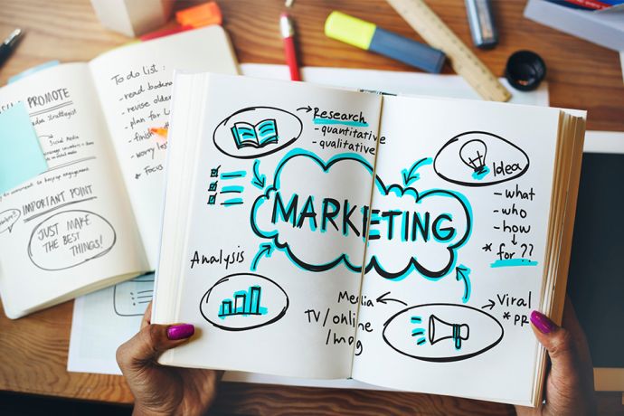 Foto: Notizbuch mit Marketingplanung darin